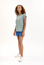 Lade das Bild in den Galerie-Viewer, Johannaina Tencel Shirt hellgrün
