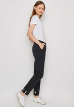 Lade das Bild in den Galerie-Viewer, Splendid Black
